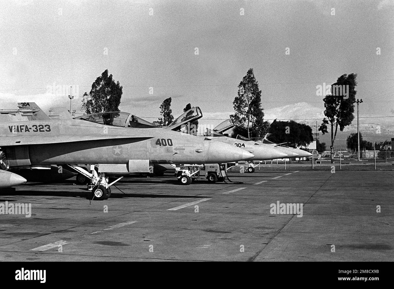 Un avion F/A-18A Hornet de l'escadron d'attaque de chasseurs maritimes 323 (VMFA-323) se trouve sur la ligne de vol avec d'autres Hornets. Base: Naval Air Station, Sigonella État: Sicile pays: Italie (ITA) Banque D'Images