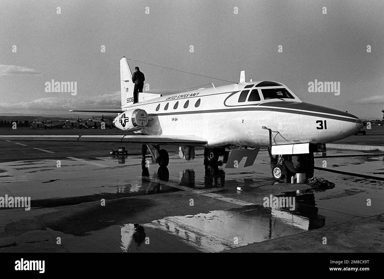 Un Sabreliner CT-39G du Fleet Logistics support Squadron 24 (VR-24) est lavé sur la ligne de vol. Base: Naval Air Station, Sigonella État: Sicile pays: Italie (ITA) Banque D'Images