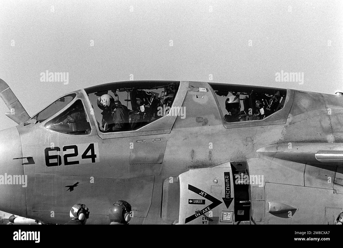 L'équipage d'un aéronef EA-6B Prowler de l'escadron de guerre électronique tactique 132 (VAQ-132) est assis dans son poste de pilotage. Base: Naval Air Station, Sigonella État: Sicile pays: Italie (ITA) Banque D'Images