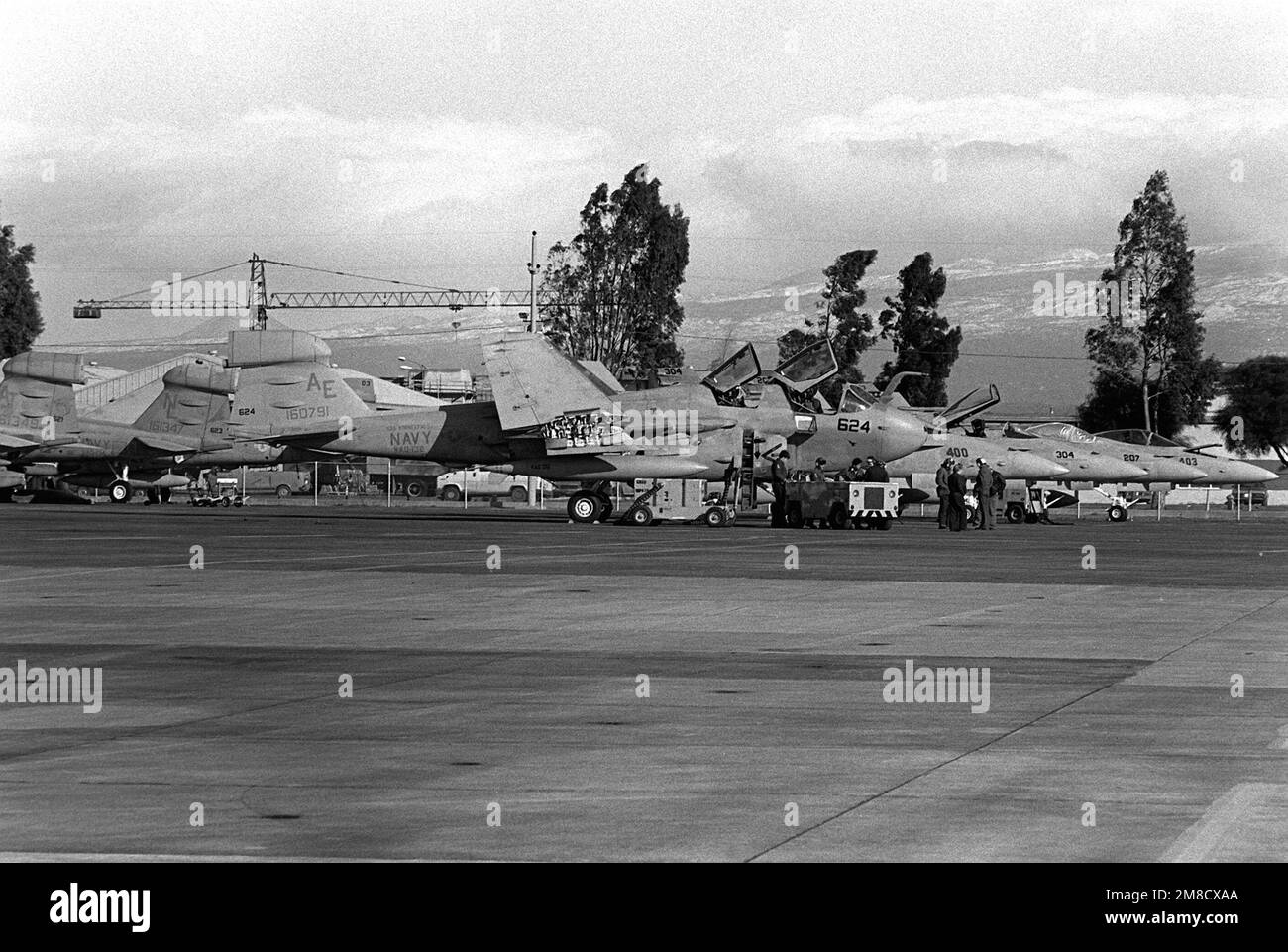 Un aéronef EA-6B Prowler de l'escadron de guerre électronique tactique 132 (VAQ-132) et un avion F/A-18A Hornet de l'escadron de combat et d'attaque maritime 323 (VMFA-323) sont desservis sur la ligne de vol avec d'autres Prowlers et Hornets. Base: Naval Air Station, Sigonella État: Sicile pays: Italie (ITA) Banque D'Images