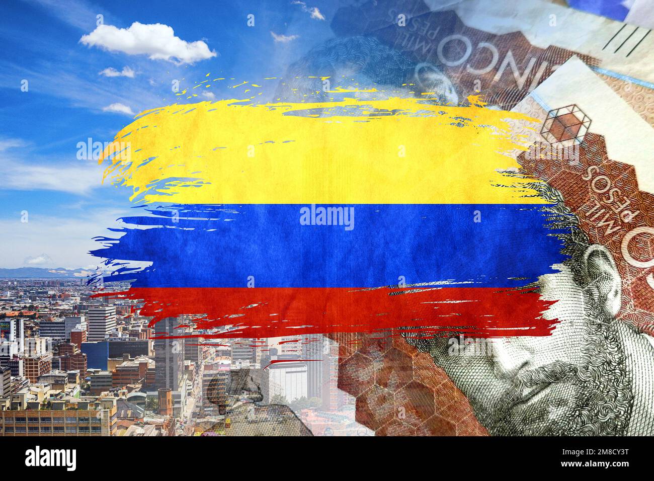 Drapeau colombien, billets de banque colombiens en espèces et fond de ville de Bogota (tourisme, voyage, économie, argent, inflation, crise, marchés, finance) Banque D'Images