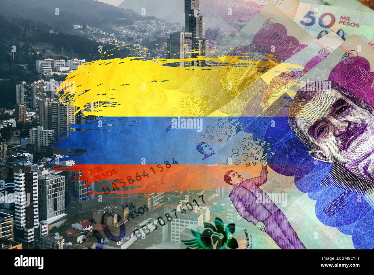 Drapeau colombien, billets de banque colombiens en espèces et fond de ville de Bogota (tourisme, voyage, économie, argent, inflation, crise, marchés, finance) Banque D'Images