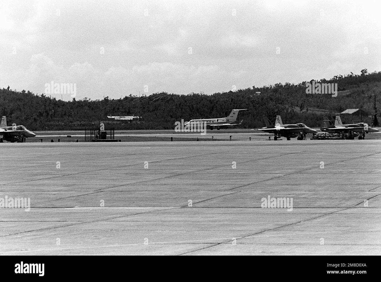 Un Marine corps C-20D Gulfstream III porte le secrétaire de la Marine H. Lawrence Garrett III taxis le long de la piste près de trois F/A-18A Hornet pendant la flotte ex 1-90. Objet opération/série: FLEET EX 1-90 base: NAS, Roosevelt Roads État: Puerto Rico (PR) pays: États-Unis d'Amérique (USA) Banque D'Images