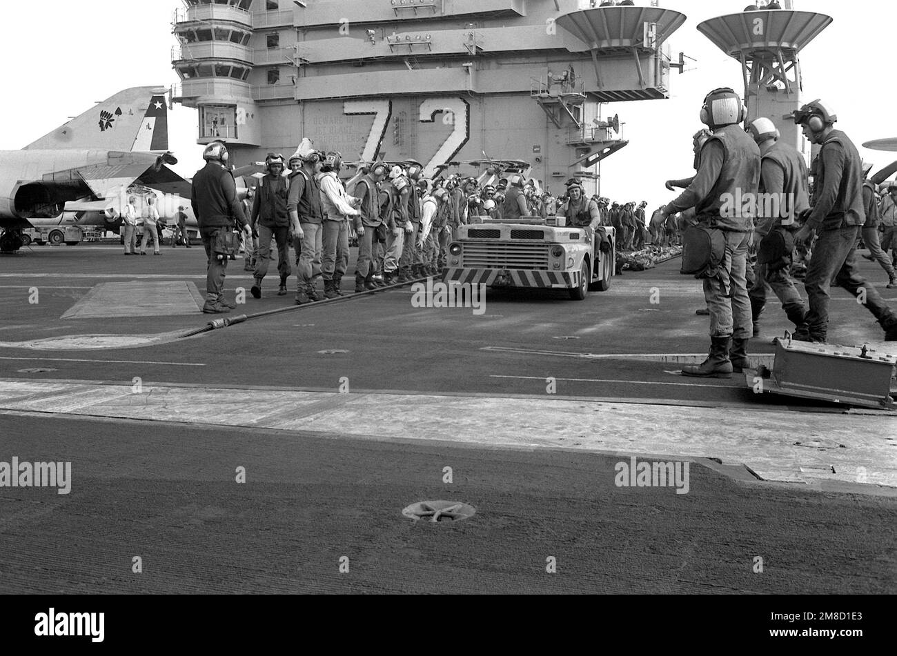 Flight deck barricade drill Banque d'images noir et blanc - Alamy