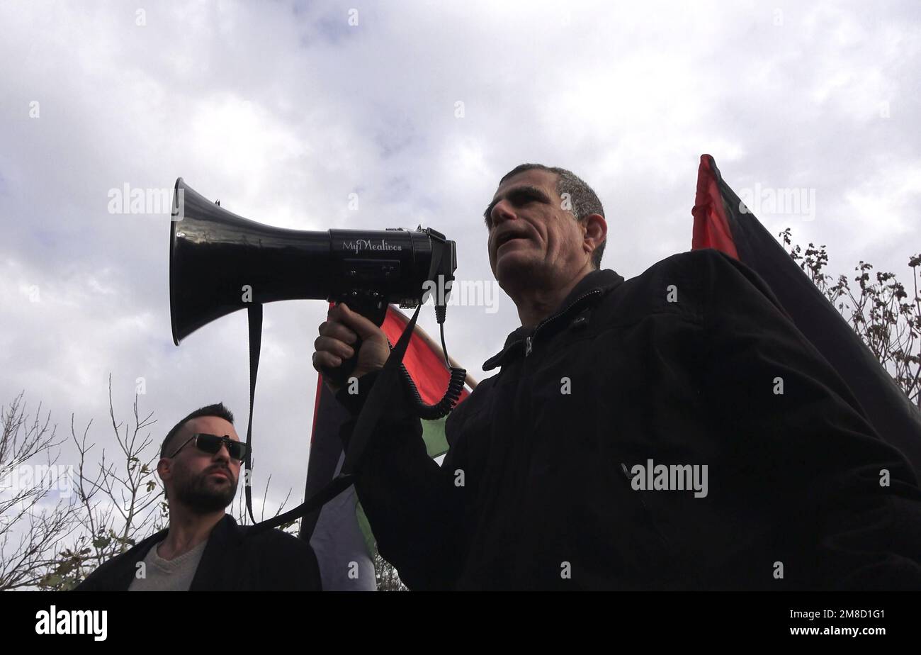 JÉRUSALEM, ISRAËL - JANVIER 13 : Mossi raz, qui était membre du parti Meretz, utilise une corne de taureau pour s'adresser aux militants de gauche lors d'une manifestation contre l'occupation israélienne et les activités de colonisation dans le quartier de Sheikh Jarrah à 13 janvier 2023, à Jérusalem, en Israël. Le ministre israélien de la sécurité nationale, Itamar Ben-Gvir, a ordonné à la police d'interdire les drapeaux palestiniens dans les lieux publics. Son ordre fait suite à une série d'autres mesures punitives contre les Palestiniens depuis que le nouveau gouvernement de la ligne dure du pays a pris le pouvoir le mois dernier. Crédit : Eddie Gerald/Alay Live News Banque D'Images