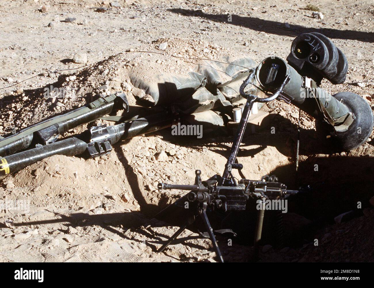 Une arme automatique d'escouade M-249 (SCIE), en bas à droite, et une arme antichar M-47 Dragon, en haut à droite, s'assoient en dehors d'une position de combat à la portée 1. Base: Fort Irwin État: Californie(CA) pays: Etats-Unis d'Amérique (USA) Banque D'Images Une arme automatique d'escouade M-249 (SCIE), en bas à droite, et une arme antichar M-47 Dragon, en haut à droite, s'assoient en dehors d'une position de combat à la portée 1. Base: Fort Irwin État: Californie(CA) pays: Etats-Unis d'Amérique (USA) Banque D'Images