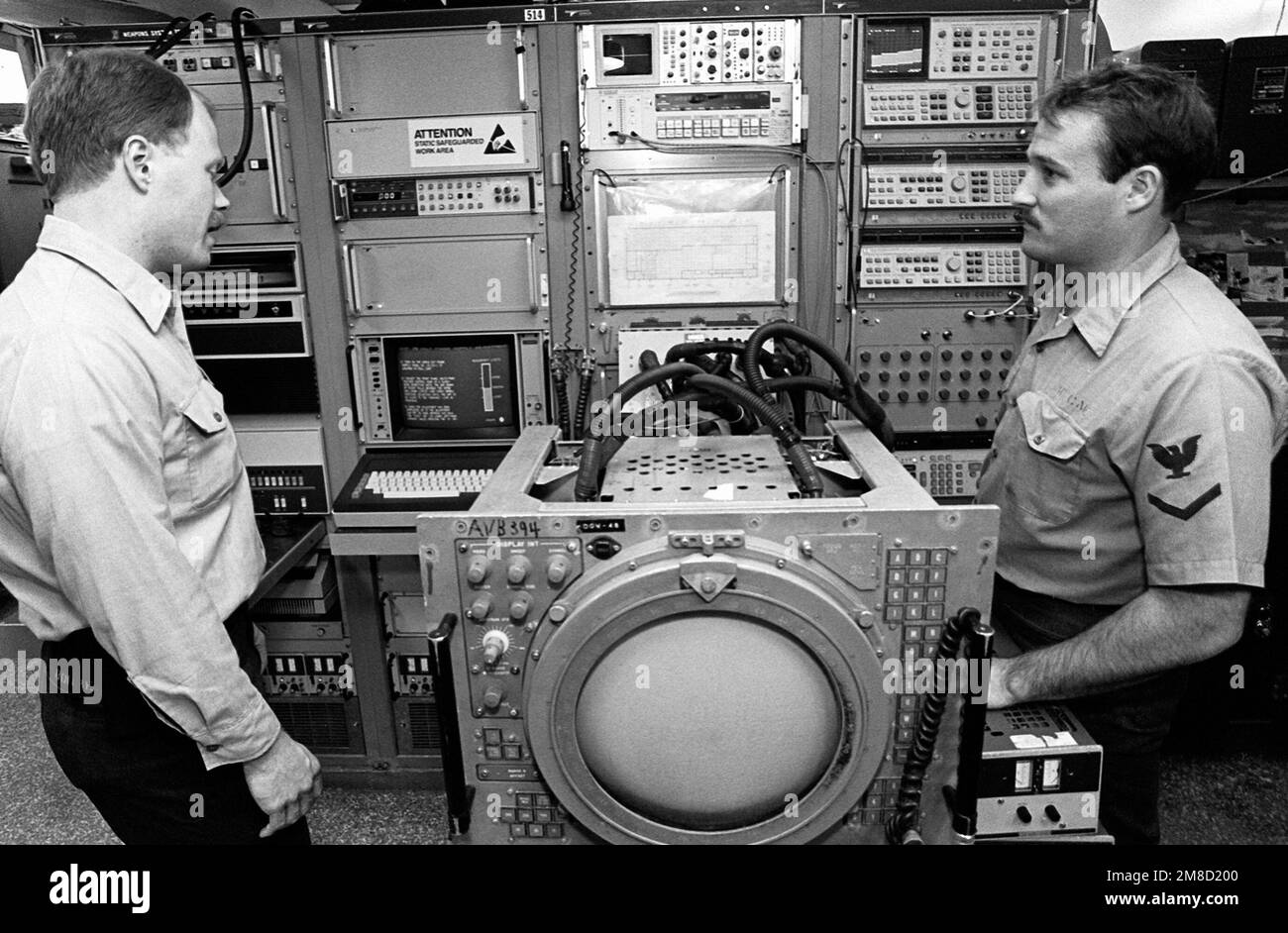 Technicien en électronique aéronautique 2nd classe Dale G. Bohrer, à gauche, Et le technicien en électronique de l'aviation 3rd classe Brett McCabe utilisent une station d'essai de système d'armes dans un atelier de réparation du département de maintenance intermédiaire d'aéronef (AIMD) pour vérifier une unité d'exposition majeure d'un avion E-2C HAWKEYE à bord du porte-avions USS JOHN F. KENNEDY (CV-67) pendant Fleet ex 1-90. Objet opération/série: FLEET EX 1-90 pays: Océan Atlantique (AOC) Banque D'Images