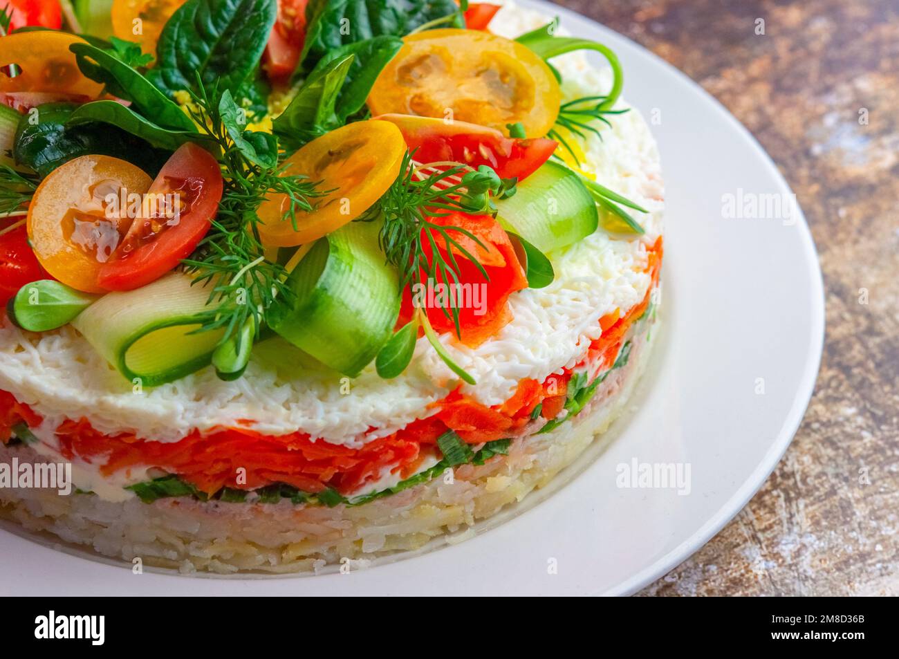 Belle salade de fête avec foie de morue, riz, carottes, pommes de terre, oignons, mayonnaise, œufs, espace de copie. Décoration salade. Banque D'Images