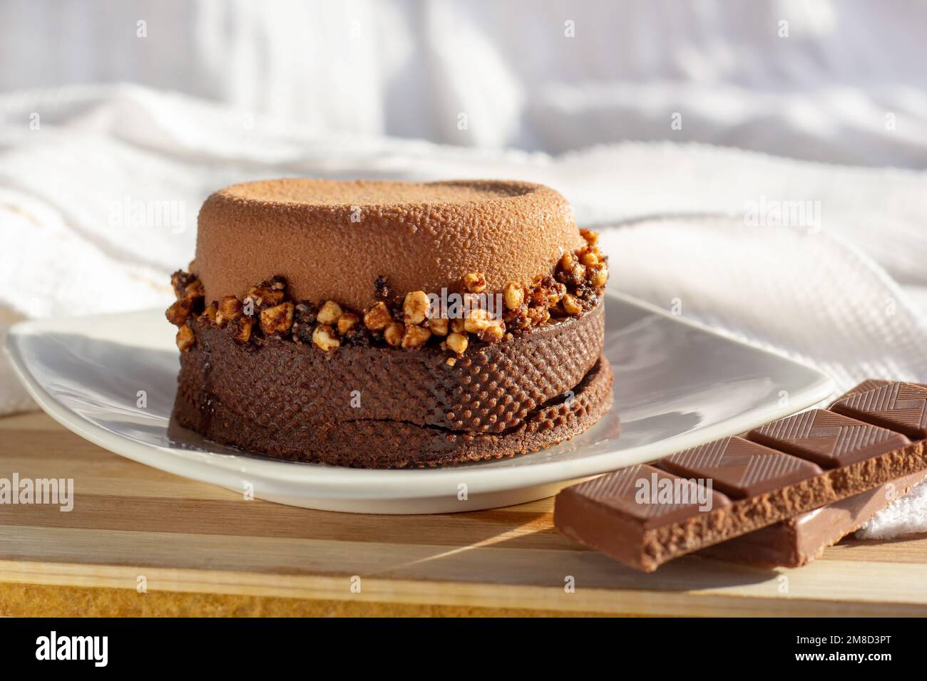 Tarte au chocolat brune aux noix et au caramel sur le fond de la table de cuisine. Banque D'Images