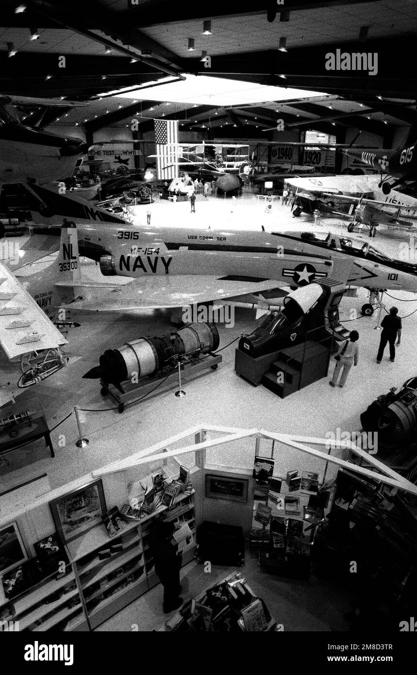 Les appareils d'entraînement, les moteurs et divers avions se rassemblent dans la zone d'exposition du Musée de l'aviation navale des États-Unis. Un avion F-4B Phantom II portant le marquage du Fighter Squadron 154 (VF-154) est au centre. Base: Naval Air Station, Pensacola État: Floride (FL) pays: Etats-Unis d'Amérique (USA) Banque D'Images