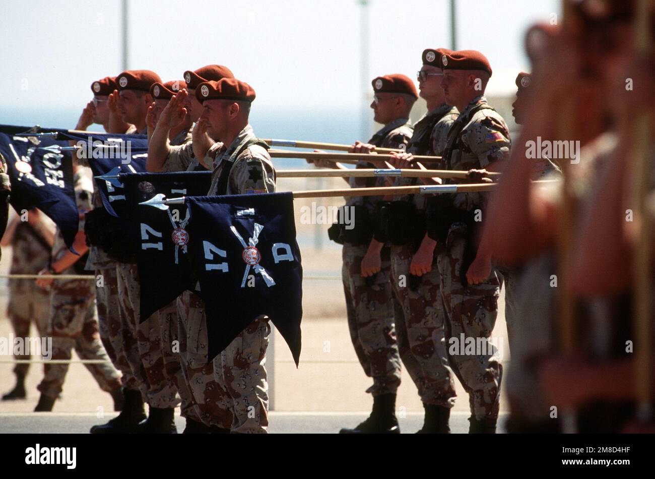 Soldats de 1st BN., 17th Inf., 6th Inf. Dive., trempez les guides de leur unité lors d'une cérémonie au camp Sud de la Force multinationale et des observateurs (MFO). Le bataillon est arrivé le 13 mars pour soulager 2nd BN., 505th Inf., 82nd Airborne Div., en tant que force américaine servant avec les gardiens de la paix de l'OFM sur la péninsule du Sinaï. Base: Charm El-Cheikh pays: Egypte (EGY) Banque D'Images