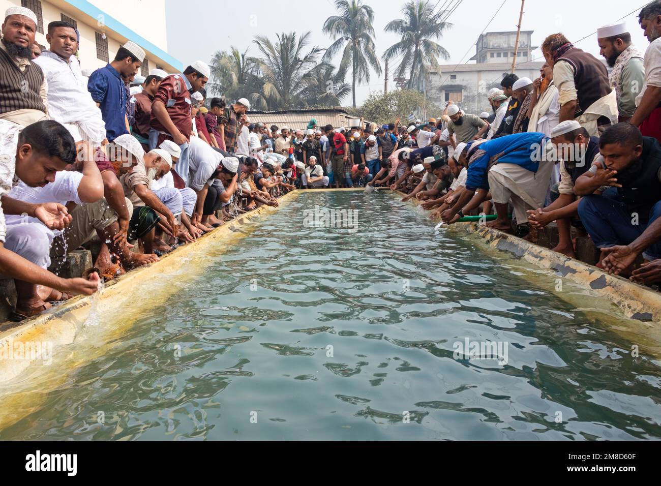 Dhaka, Dhaka, Bangladesh. 13th janvier 2023. Les dévots musulmans se rassemblent pour utiliser l'eau fournie pendant Ijtema. La Bichwa Ijtema (Congrégation mondiale) est un rassemblement annuel de musulmans à Tongi, sur les rives du fleuve Turag, à la périphérie de Dhaka, au Bangladesh. C'est la deuxième plus grande congrégation de la communauté musulmane après le pèlerinage à la Mecque pour le Hajj. Plus de 4 millions de musulmans se sont rassemblés à Bishaw Ijtema. L'Ijtema est une réunion de prière répartie sur trois jours, au cours de laquelle les fidèles présents effectuent des prières quotidiennes tout en écoutant les érudits récitant et en expliquant les versets du Qu Banque D'Images