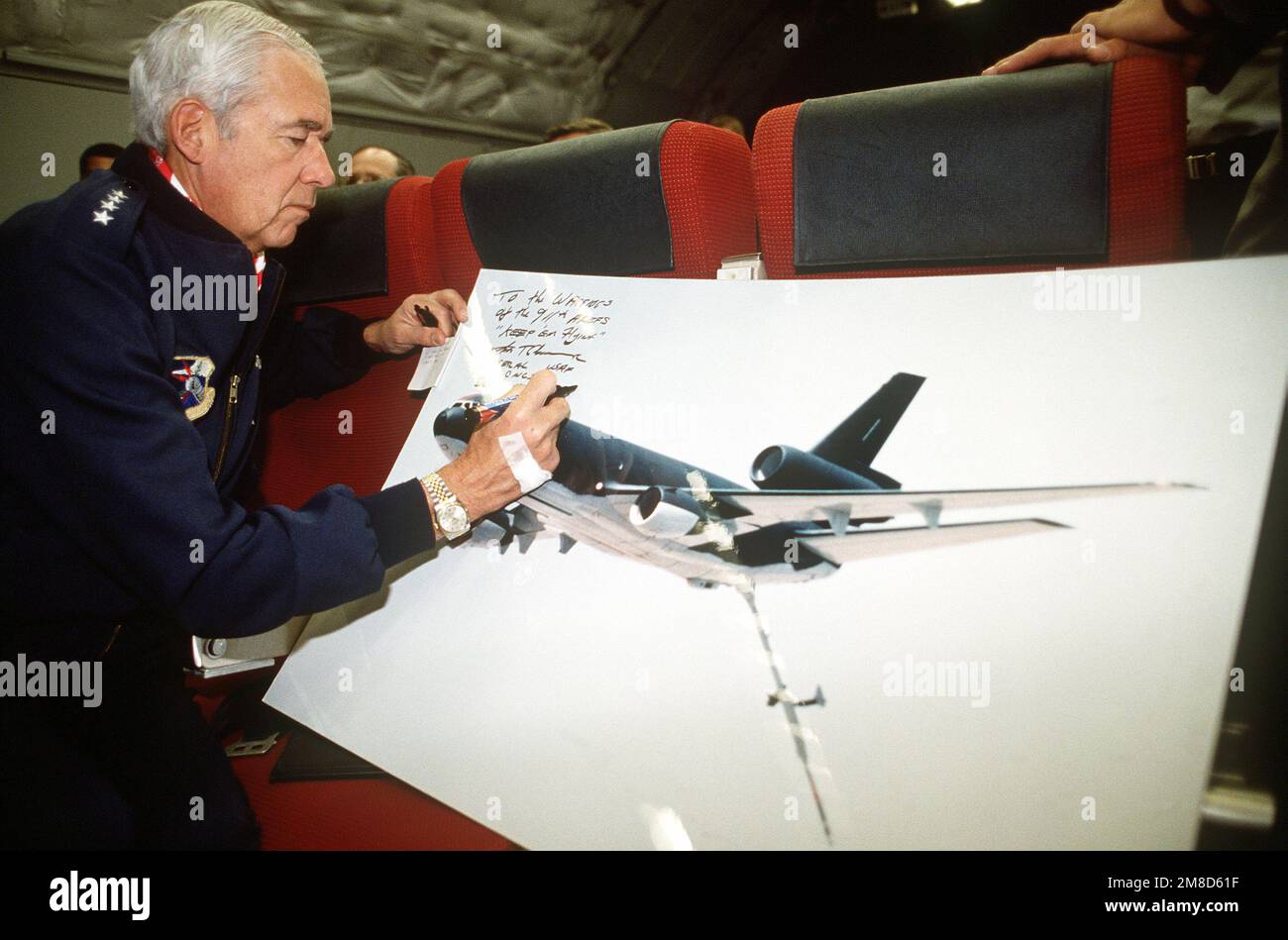 GEN John T. Chain Jr., commandant en chef, Strategic Air Command, autographe des tirages d'un avion de rallonge KC-10A comme l'avion, « The Spirit of Kitty Hawk », est en route vers la base aérienne de Seymour Johnson, qui abrite la 68th Aerial ravitaillement Wing (68th AREFW), Après une cérémonie de transfert à l'usine de long Beach de McDonnell Douglas. L'avion est le vingtième et dernier KC-10A qui sera reçu par l'AREFW de 68th et le dernier KC-10A qui sera livré à la Force aérienne. Pays : inconnu Banque D'Images