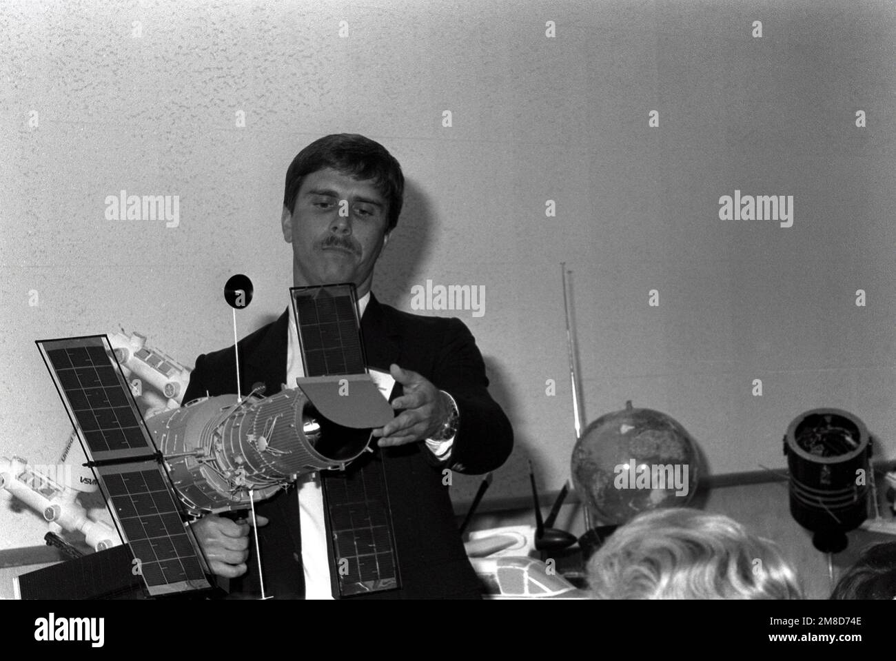 M. Steve Culivan, de la National Aeronautics Space Administration, décrit le fonctionnement du télescope spatial Hubble au Centre national des sciences. Base: Fort Gillem État: Géorgie (GA) pays: États-Unis d'Amérique (USA) Banque D'Images M. Steve Culivan, de la National Aeronautics Space Administration, décrit le fonctionnement du télescope spatial Hubble au Centre national des sciences. Base: Fort Gillem État: Géorgie (GA) pays: États-Unis d'Amérique (USA) Banque D'Images