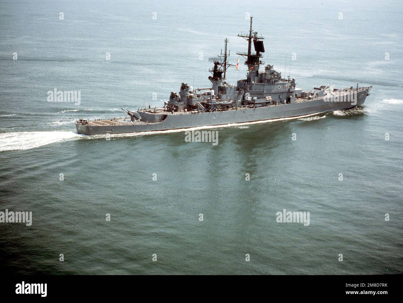 Vue à tribord du croiseur de missiles guidé USS YARNELL (CG 17) en cours. Pays: Océan Atlantique (AOC) Banque D'Images