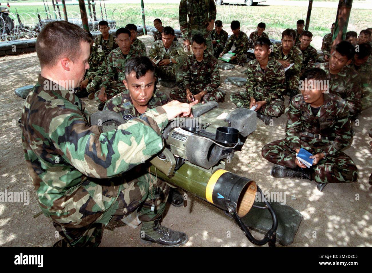 Un soldat de 4th BN., 22nd Inf., 25th Inf. Div. (Lumière), enseigne une classe sur l'arme antichar M-47 Dragon moyen à un groupe de soldats thaïlandais pendant l'exercice combiné thaï/américain Cobra Gold '90. Sujet opération/série: COBRA GOLD '90 base: Chon Buri pays: Thaïlande (THA) Banque D'Images Un soldat de 4th BN., 22nd Inf., 25th Inf. Div. (Lumière), enseigne une classe sur l'arme antichar M-47 Dragon moyen à un groupe de soldats thaïlandais pendant l'exercice combiné thaï/américain Cobra Gold '90. Sujet opération/série: COBRA GOLD '90 base: Chon Buri pays: Thaïlande (THA) Banque D'Images