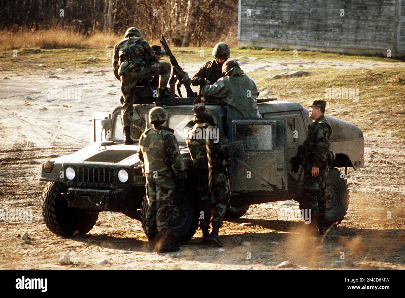 Les membres de la compagnie de police militaire 295th ont installé une mitrailleuse de M60 7,62 mm sur leur véhicule à roues polyvalent de haute mobilité (HMMWV) M998 pendant l'entraînement sur la gamme des armes légères. Base: Fort Drum État: New York (NY) pays: Etats-Unis d'Amérique (USA) Banque D'Images