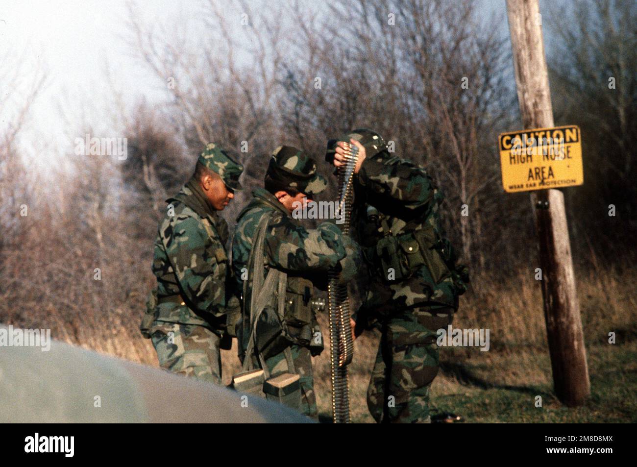 Les membres de la Compagnie de police militaire 295th préparent des munitions de mitrailleuse de 7,62 mm pendant l'entraînement sur le champ des armes légères. Base: Fort Drum État: New York (NY) pays: Etats-Unis d'Amérique (USA) Banque D'Images