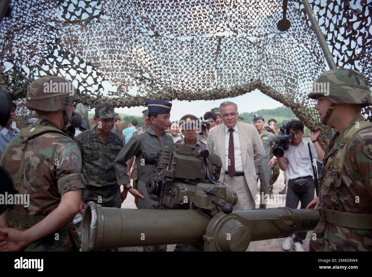 GEN Sundhara Kongsompong, centre gauche, Commandant suprême, Forces armées royales thaïlandaises et États-Unis Ambassadeur en Thaïlande Daniel A. O'Donohue, au centre à droite, voir une ARME lourde anti-char à bord d'un tube DE REMORQUAGE, à guidage optique, à un écran statique, habitée par des membres de 4th BN., 22nd Inf., 25th Inf. Div. (Lumière), après les cérémonies d'ouverture de l'exercice combiné thaïlandais/américain Cobra Gold '90. Sujet opération/série: COBRA GOLD '90 base: Chon Buri pays: Thaïlande (THA) Banque D'Images GEN Sundhara Kongsompong, centre gauche, Commandant suprême, Forces armées royales thaïlandaises et États-Unis Ambassadeur en Thaïlande Daniel A. O'Donohue, au centre à droite, voir une ARME lourde anti-char à bord d'un tube DE REMORQUAGE, à guidage optique, à un écran statique, habitée par des membres de 4th BN., 22nd Inf., 25th Inf. Div. (Lumière), après les cérémonies d'ouverture de l'exercice combiné thaïlandais/américain Cobra Gold '90. Sujet opération/série: COBRA GOLD '90 base: Chon Buri pays: Thaïlande (THA) Banque D'Images