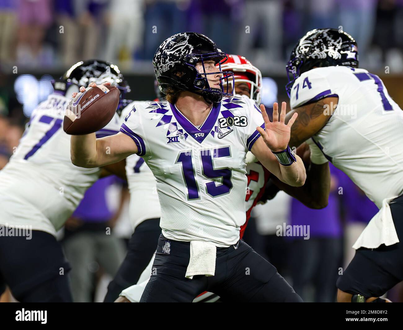 Inglewood, Californie. 9th janvier 2023. Le quarterback de la TCU Horned Frogs Max Duggan (15) lance une passe lors du championnat national de football du College Playoff entre la TCU Horned Frogs et les Georgia Bulldogs sur 9 janvier 2023 au stade SOFI d'Inglewood, en Californie. (Crédit obligatoire : Freddie Beckwith/MarinMedia.org/Cal Sport Media) (photographe complet absolu, et crédits requis).télévision, ou magazines à but lucratif Contactez MarinMedia directement. Crédit : csm/Alay Live News Banque D'Images