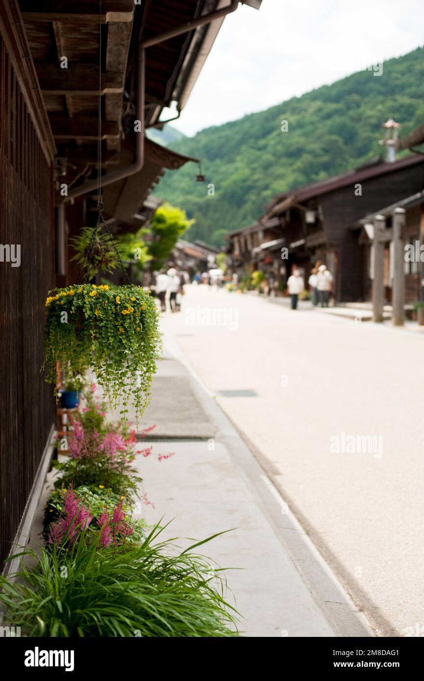 La route de poste de Nakasendo traversant la ville traditionnelle de Naraijuku à Nagano en été. Banque D'Images