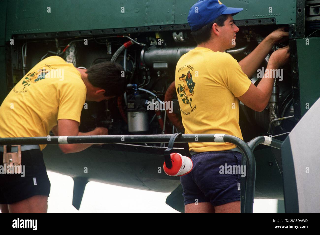 Les membres de l'équipe d'entretien du C130 Hercules de la Royal