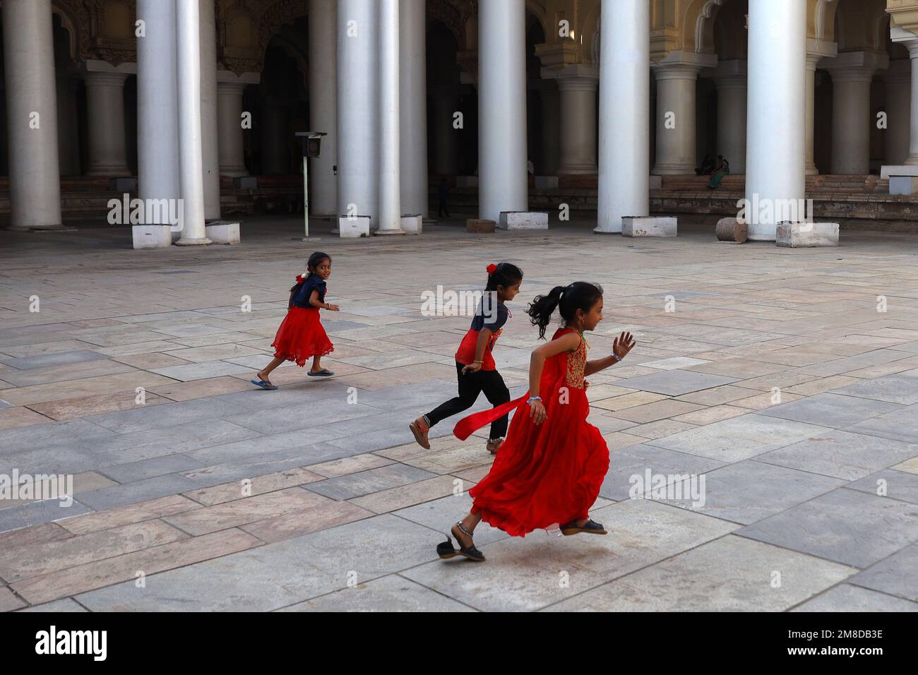 Madurai, Tamil Nadu, Inde. 13th janvier 2023. Les enfants jouent dans le Thirumalai Nayakar Mahal à Madurai, Tamilnadu. Représentant le style Saracenic de l'architecture, il a été construit pendant la domination de la dynastie Nayak et est largement considéré comme le monument le plus illustre construit par la dynastie Madurai Nayak. (Credit image: © Sri Loganathan/ZUMA Press Wire) USAGE ÉDITORIAL SEULEMENT! Non destiné À un usage commercial ! Banque D'Images