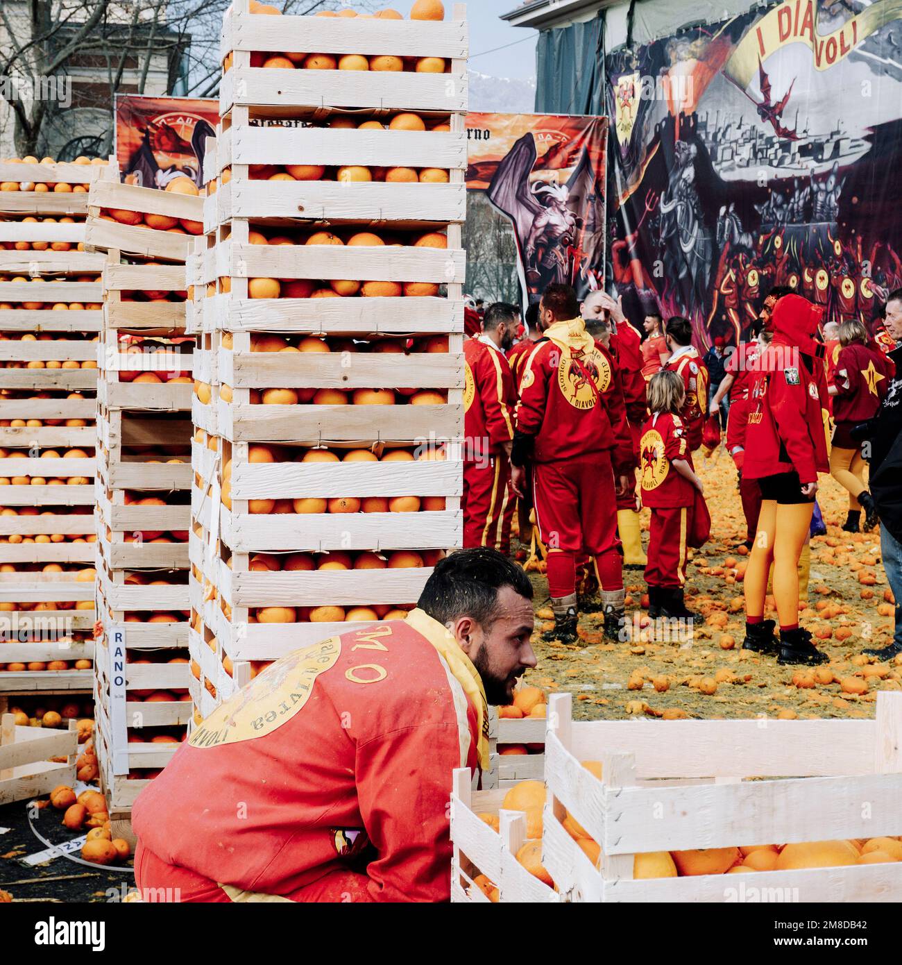 Carnaval des oranges, Ivrea (Italie). Le Carnaval des oranges est une tradition très ancienne et particulière qui implique des milliers de personnes chaque année Banque D'Images