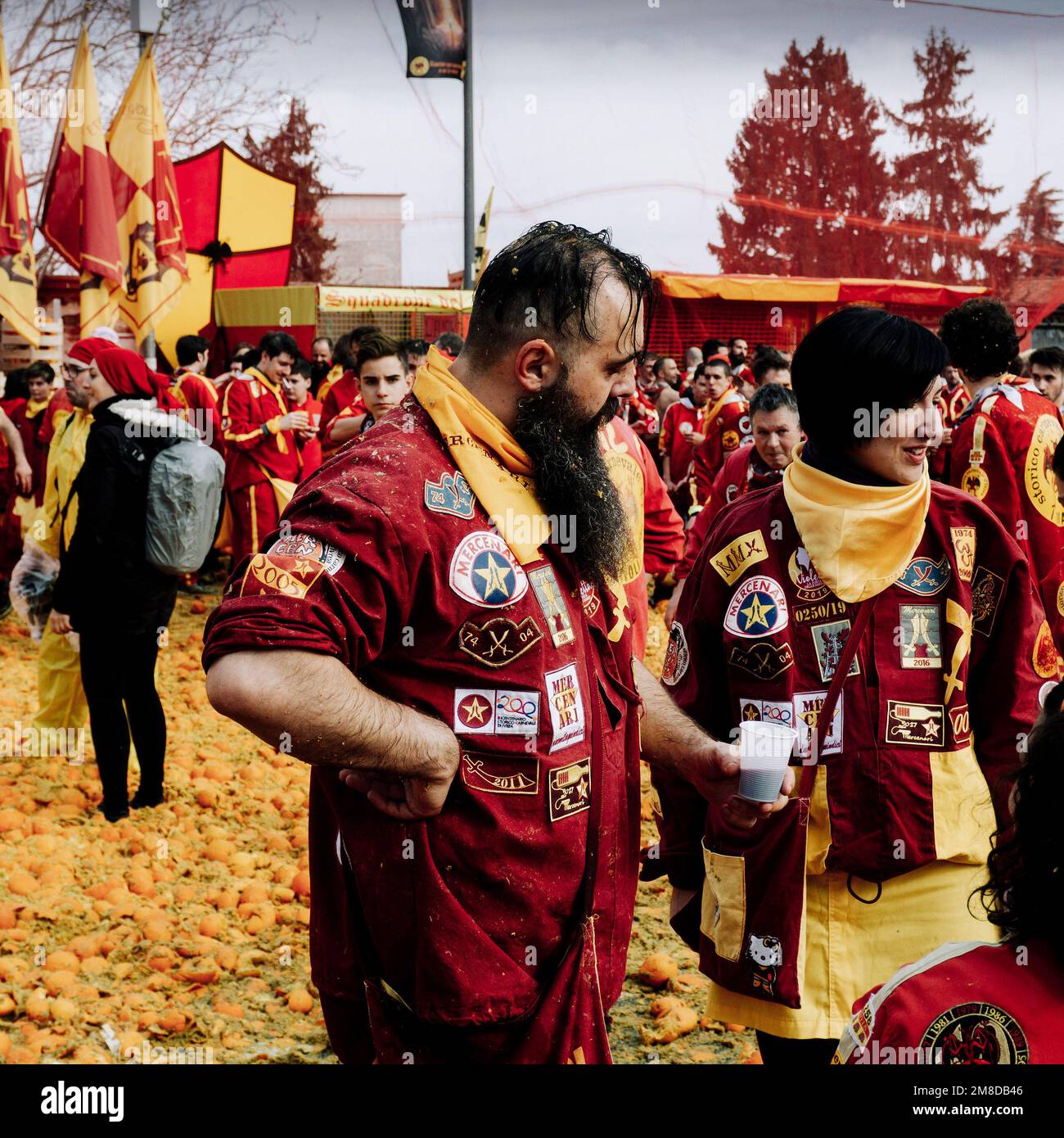 Carnaval des oranges, Ivrea (Italie). Le Carnaval des oranges est une tradition très ancienne et particulière qui implique des milliers de personnes chaque année Banque D'Images