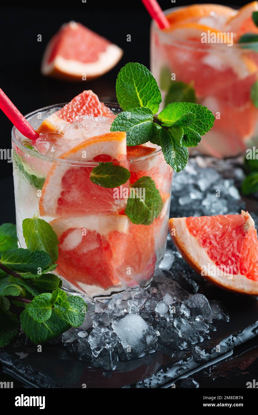 Cocktail de pamplemousse frais. Cocktail d'été frais avec pamplemousse et glace. Banque D'Images