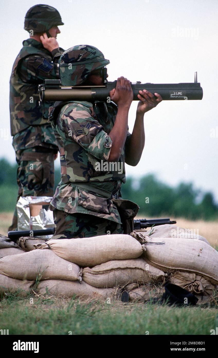 AIRMAN 1st classe Ricardo Stanley vise une arme anti-char légère M72 pendant l'exercice PATRIOT GUERRIER. Stanley est membre de la police de sécurité du Groupe de ravitaillement aérien 916th. Sujet opération/série: PATRIOT WARRIOR base: Camp Swift État: Texas (TX) pays: Etats-Unis d'Amérique (USA) Banque D'Images AIRMAN 1st classe Ricardo Stanley vise une arme anti-char légère M72 pendant l'exercice PATRIOT GUERRIER. Stanley est membre de la police de sécurité du Groupe de ravitaillement aérien 916th. Sujet opération/série: PATRIOT WARRIOR base: Camp Swift État: Texas (TX) pays: Etats-Unis d'Amérique (USA) Banque D'Images