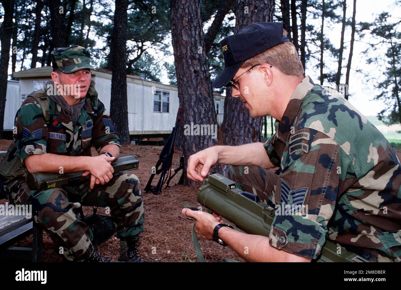Le sergent technique Tweed discute de l'arme antichar légère de M72 avec LE SERGENT-CHEF Mike Zultak, officier non commandant en charge de la police de sécurité du Groupe de ravitaillement aérien de 916th. Les hommes participent à l'exercice PATRIOT WARRIOR. Sujet opération/série: PATRIOT WARRIOR base: Camp Swift État: Texas (TX) pays: Etats-Unis d'Amérique (USA) Banque D'Images Le sergent technique Tweed discute de l'arme antichar légère de M72 avec LE SERGENT-CHEF Mike Zultak, officier non commandant en charge de la police de sécurité du Groupe de ravitaillement aérien de 916th. Les hommes participent à l'exercice PATRIOT WARRIOR. Sujet opération/série: PATRIOT WARRIOR base: Camp Swift État: Texas (TX) pays: Etats-Unis d'Amérique (USA) Banque D'Images