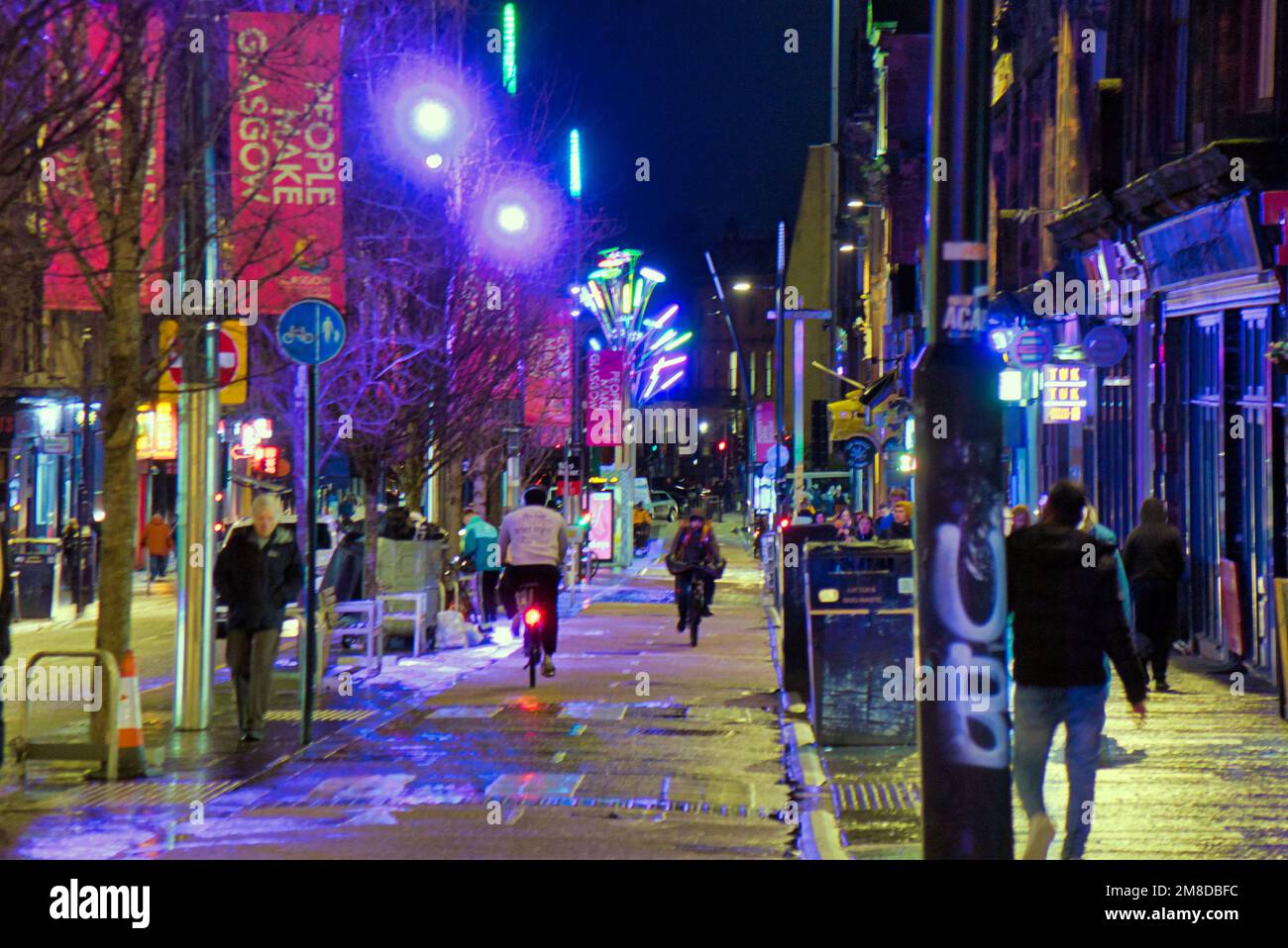 Glasgow, Écosse, Royaume-Uni 13th janvier 2023. Météo au Royaume-Uni : rue sauchiehall récemment rénovée et décorée avec sa nouvelle piste cyclable feux toute l'année Wet and Windy a vu des magasins tard dans la nuit dans la rue sauchiehall dans le centre-ville. Crédit Gerard Ferry/Alay Live News Banque D'Images