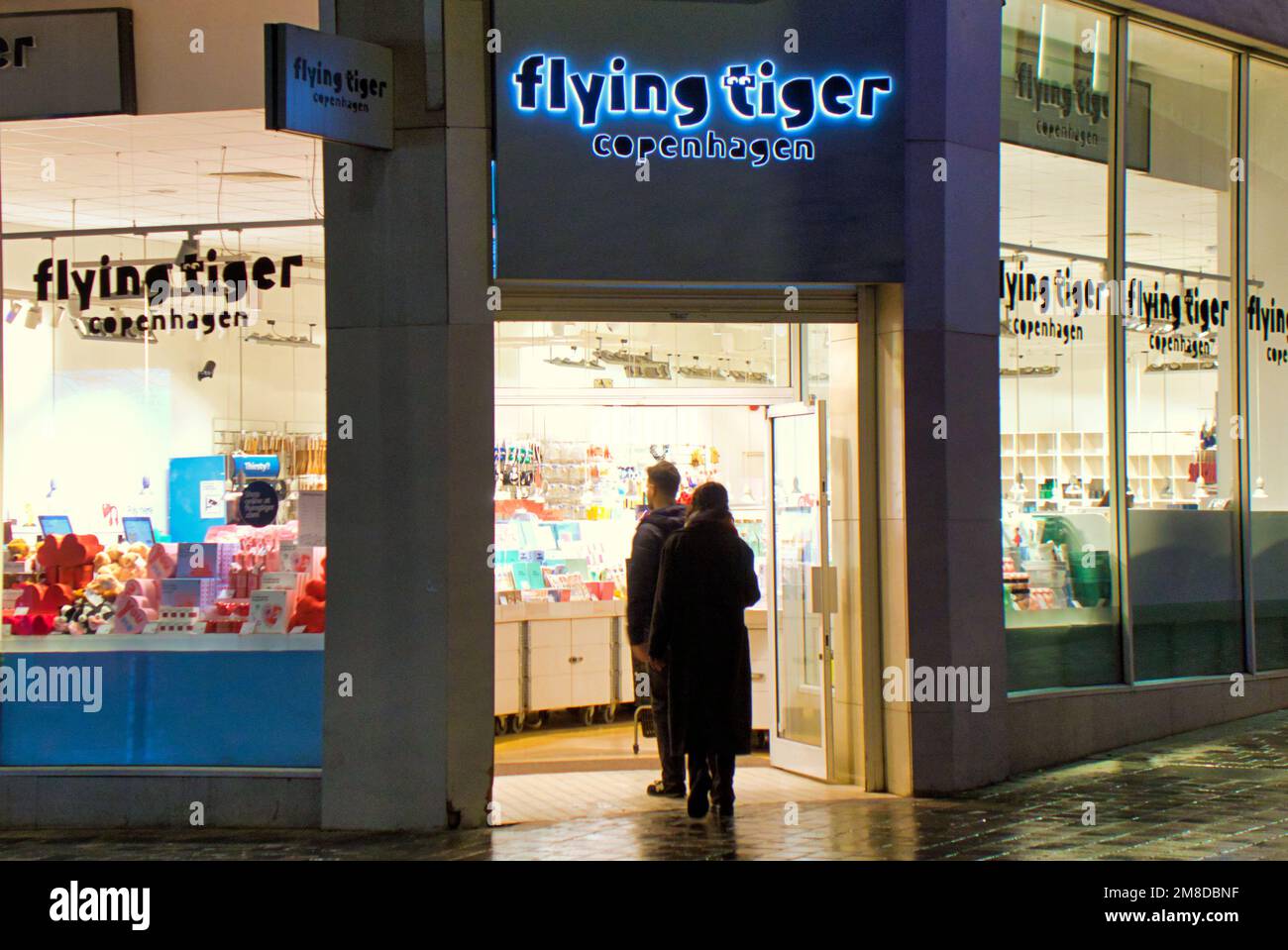 Glasgow, Écosse, Royaume-Uni 13th janvier 2023. Météo au Royaume-Uni: Volant Tiger magasin de Copenhague Wet and Windy a vu des magasins tard dans la nuit dans la rue sauchiehall dans le centre-ville. Crédit Gerard Ferry/Alay Live News Banque D'Images