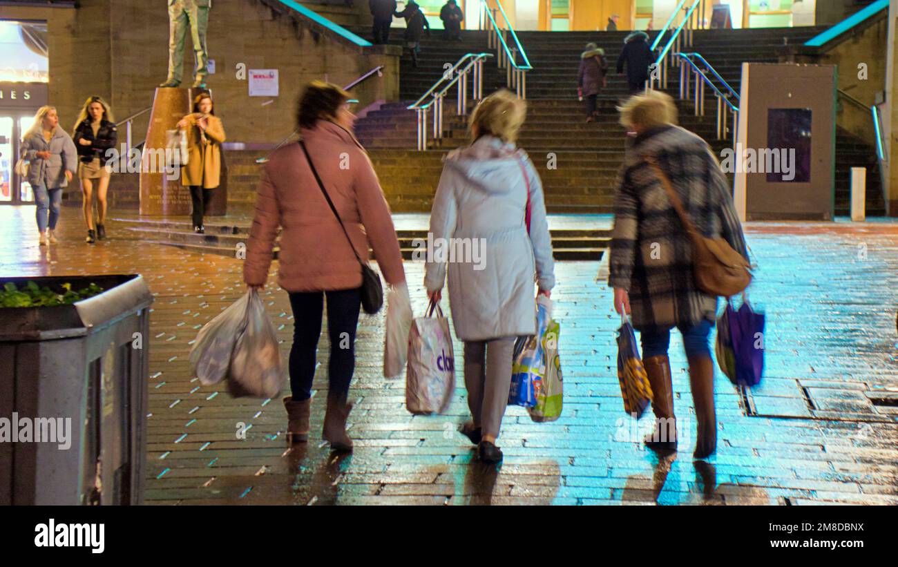 Glasgow, Écosse, Royaume-Uni 13th janvier 2023. Météo au Royaume-Uni : les amateurs de shopping dans la salle de concert se trouvent sur Wet and Windy, où ils ont pu faire du shopping tard dans la nuit, dans le style Mile de Buchanan Street, dans le centre-ville. Crédit Gerard Ferry/Alay Live News Banque D'Images