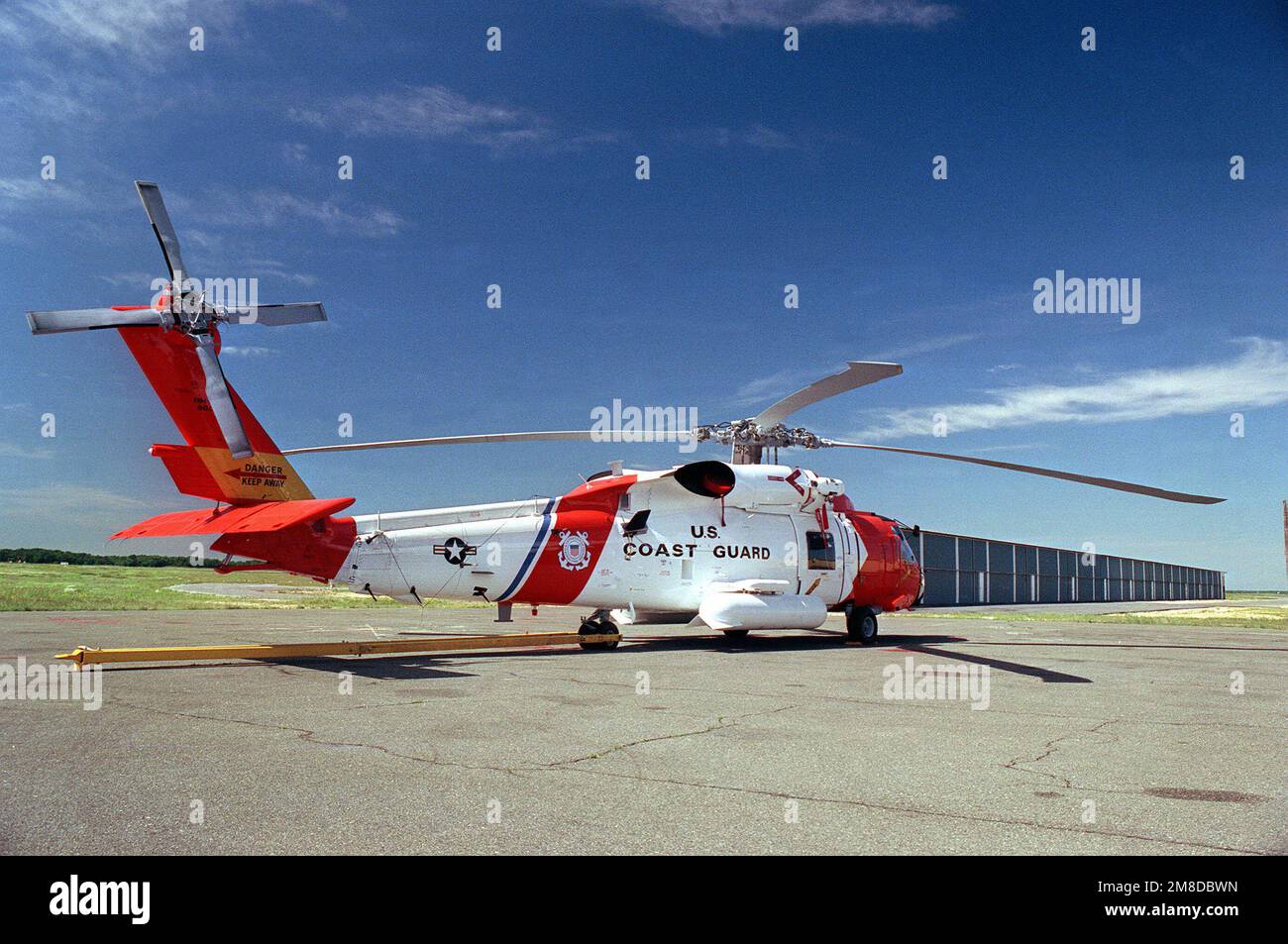 Un hélicoptère HH-60J Jayhawk des États-Unis Coast Guard, équipé d'une antenne haute fréquence et d'une lampe de recherche, se tient sur la ligne de vol. Pays : inconnu Banque D'Images