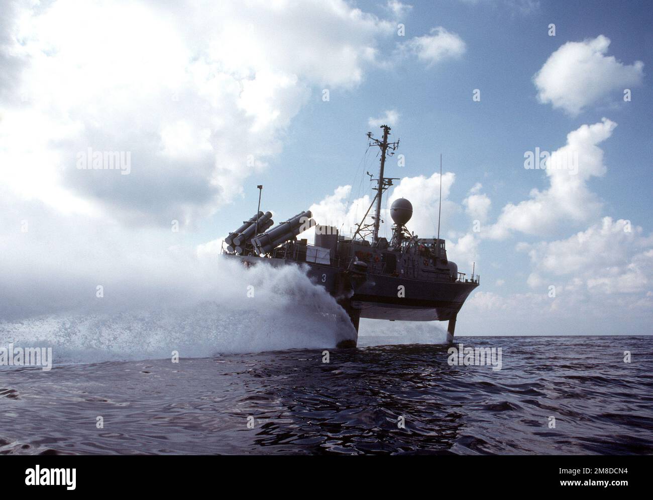 Une vue à tribord du navire de patrouille hydrofoil combattant USS TAURUS (PHM 3), à bord d'une feuille. Les hydroptères de la Marine sont régulièrement utilisés dans les missions d'interdiction des drogues de la Force opérationnelle interarmées 4. Pays : inconnu Banque D'Images