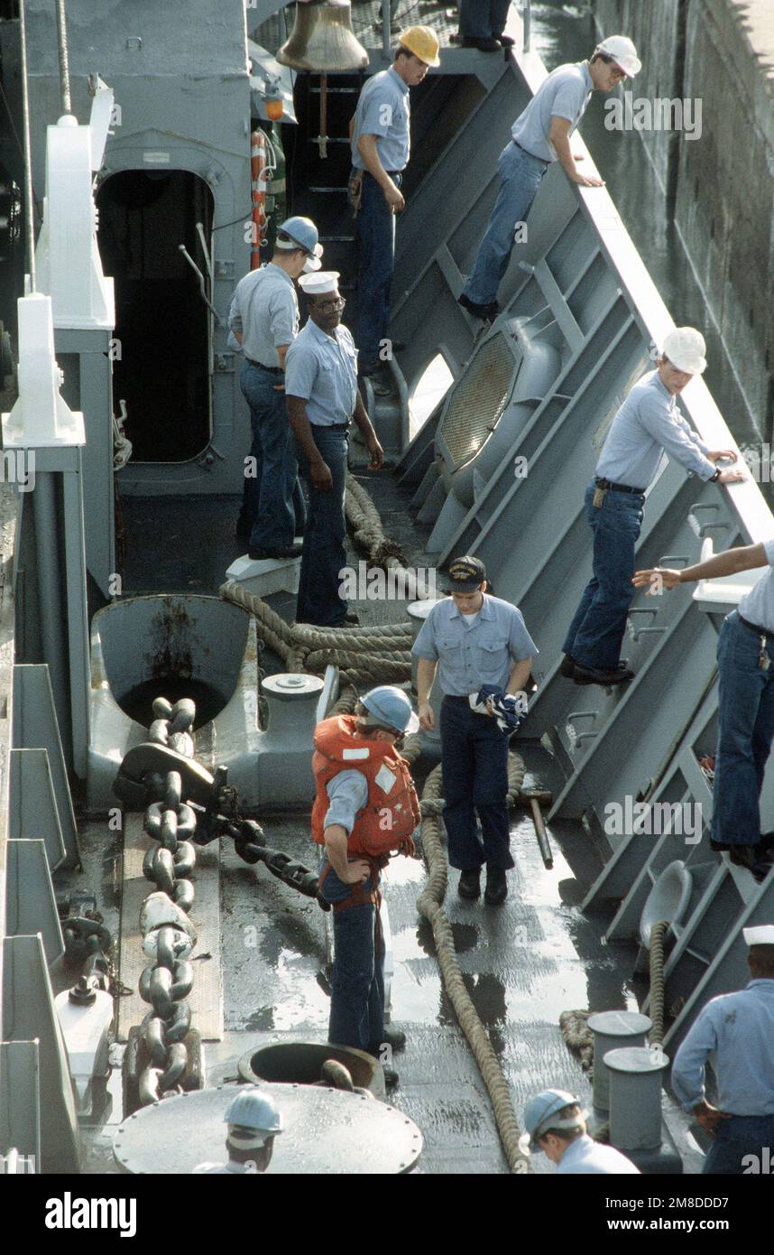 Les marins affectés au détail de la mer et de l'ancre à bord du navire-citerne USS BARNSTABLE COUNTY (LST-1197) ont leurs stations alors que le navire vient le long de la jetée lors de la croisière annuelle d'entraînement en Afrique de l'Ouest. Le COMTÉ DE BARNSTABLE visitera huit nations au cours de la croisière de six semaines, menant une formation avec les forces armées de chaque nation hôte, travaillant sur des projets de relations communautaires et fournissant de l'aide humanitaire. Base: Conakry pays: Guinée (GIN) Banque D'Images