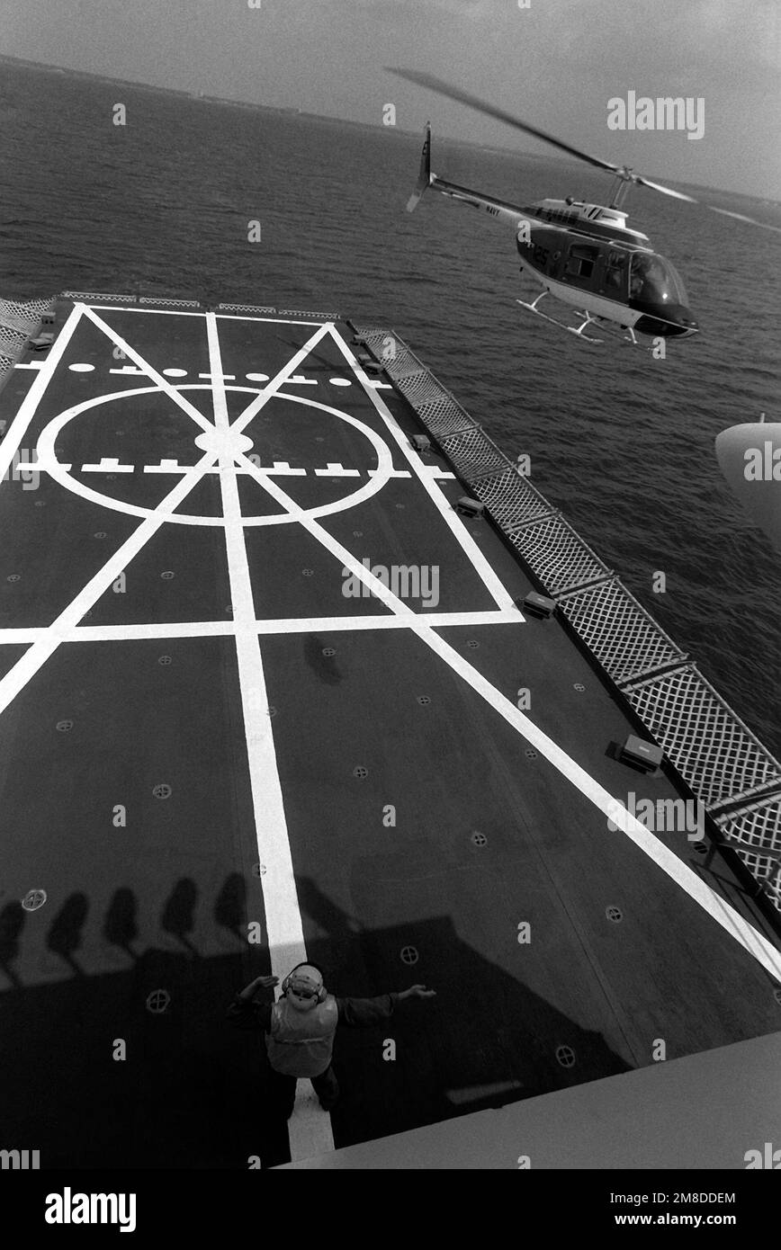 Un hélicoptère Sea Ranger TH-57 de l'escadre d'entraînement 5 (TAW-5) décolle du pont de vol de l'entraîneur d'atterrissage IX-514. L'entraîneur, un motomarine d'utilité portuaire reconverti, est basé à la base aérienne navale de Pensacola, en Floride. Base: Pensacola Bay État: Floride (FL) pays: Etats-Unis d'Amérique (USA) Banque D'Images