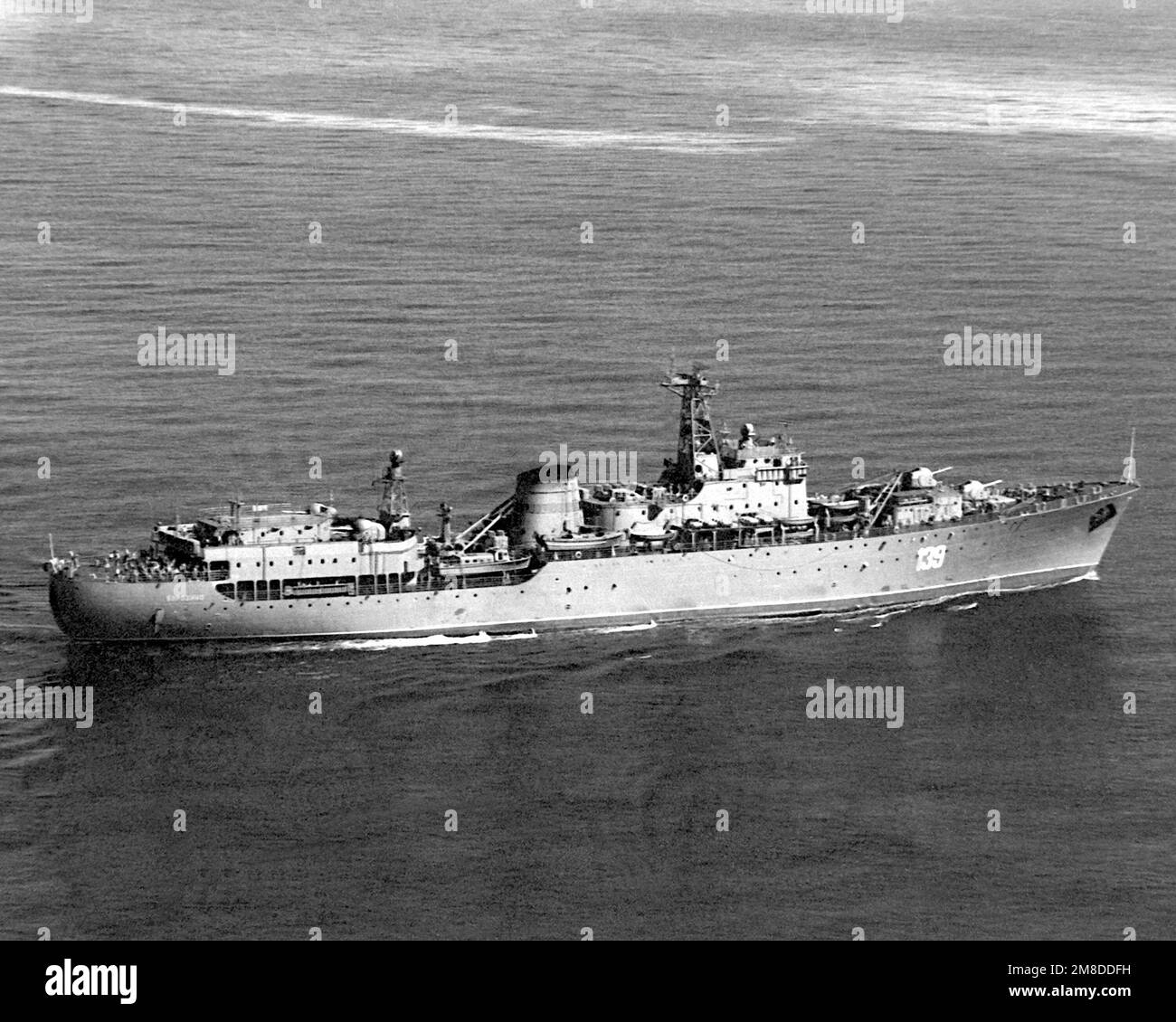 Vue à tribord du navire de formation soviétique de classe Ugra BORODINO en cours. Pays : inconnu Banque D'Images
