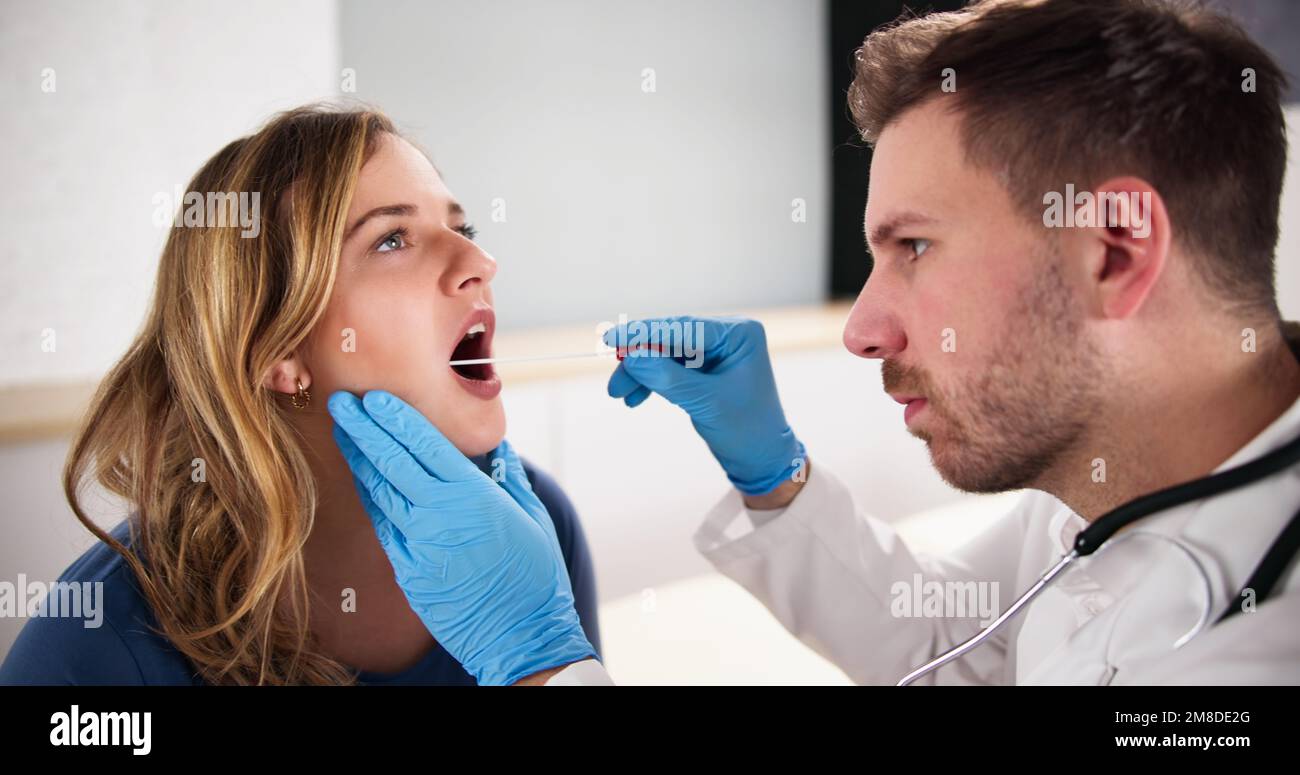 Test de l'ADN de l'écouvillon buccal pour la maladie. Vérification de la salive Banque D'Images