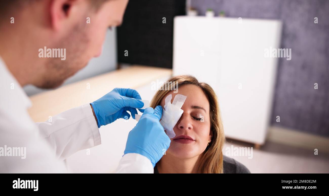 Soins de premiers soins pour les yeux par médecin. Plat de médecine. Douleur et blessure Banque D'Images