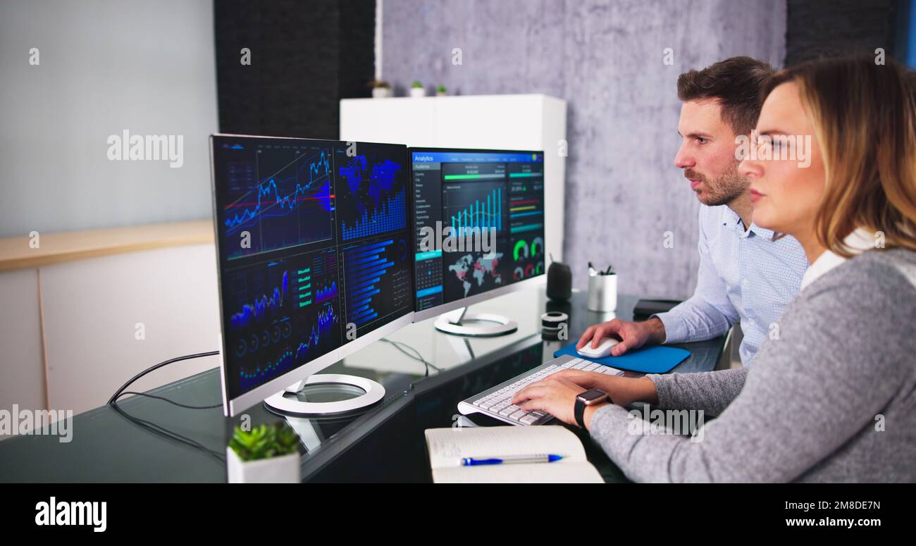 Tableau de bord des données d'analyse de l'activité financière. Femme analyste Banque D'Images