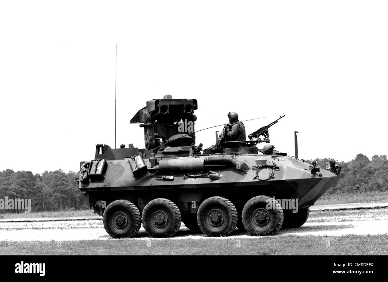 L'équipage d'un véhicule blindé léger LAV-AT, anti-char déploie le lanceur de missiles (REMORQUAGE) à bord d'un tube, à guidage optique, au cours d'un exercice de capacités (CAPEX). Le véhicule est également armé d'une mitrailleuse M-60 série 7,62mm. Objet opération/série : EXERCICE DE CAPACITÉS (CAPEX) base : MCA, Cherry point État : Caroline du Nord (NC) pays : États-Unis d'Amérique (USA) Banque D'Images