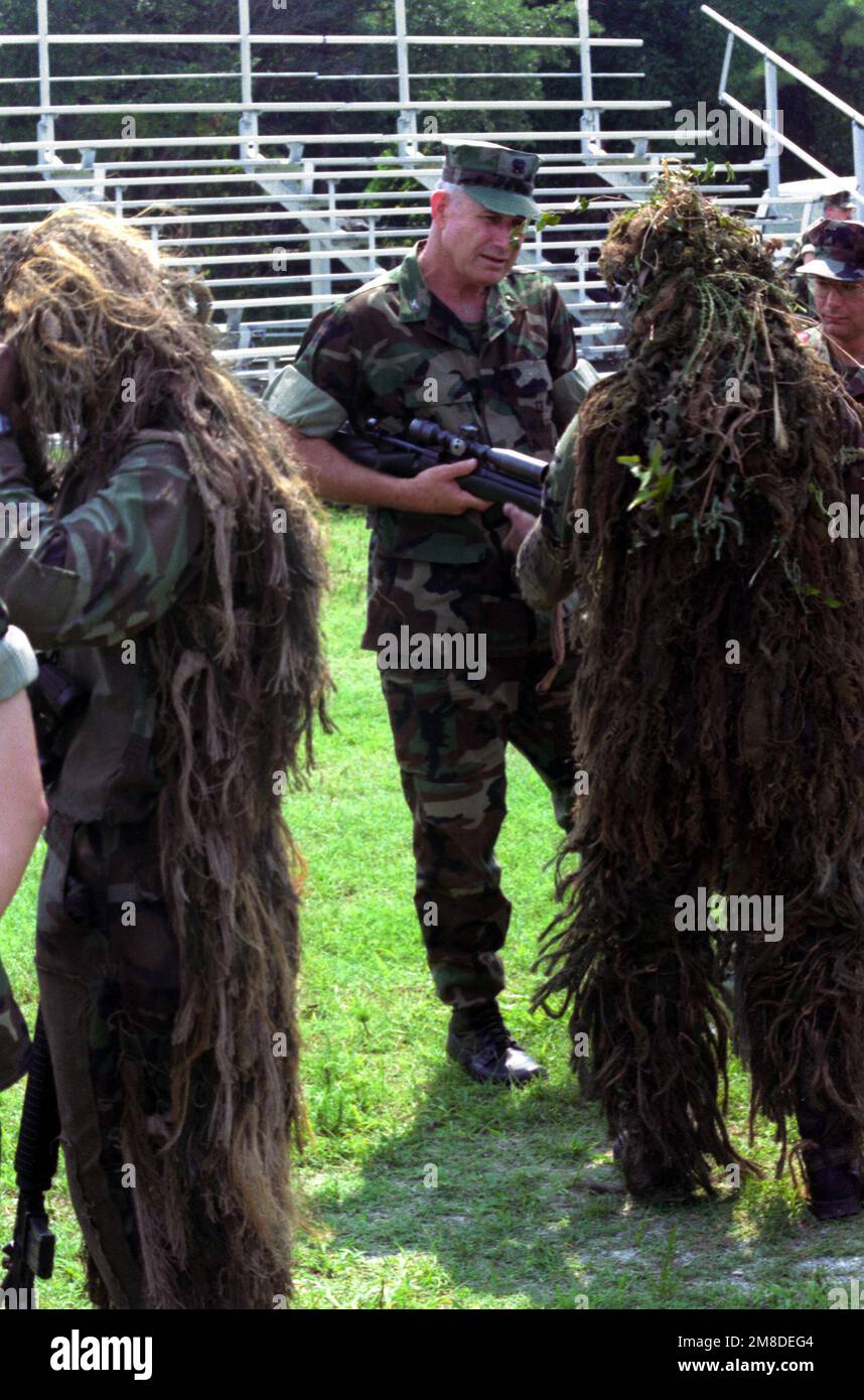 Atirador Furtivo Camuflado No Terno Do Ghillie Foto de Stock - Imagem de  uniforme, espingarda: 37938820