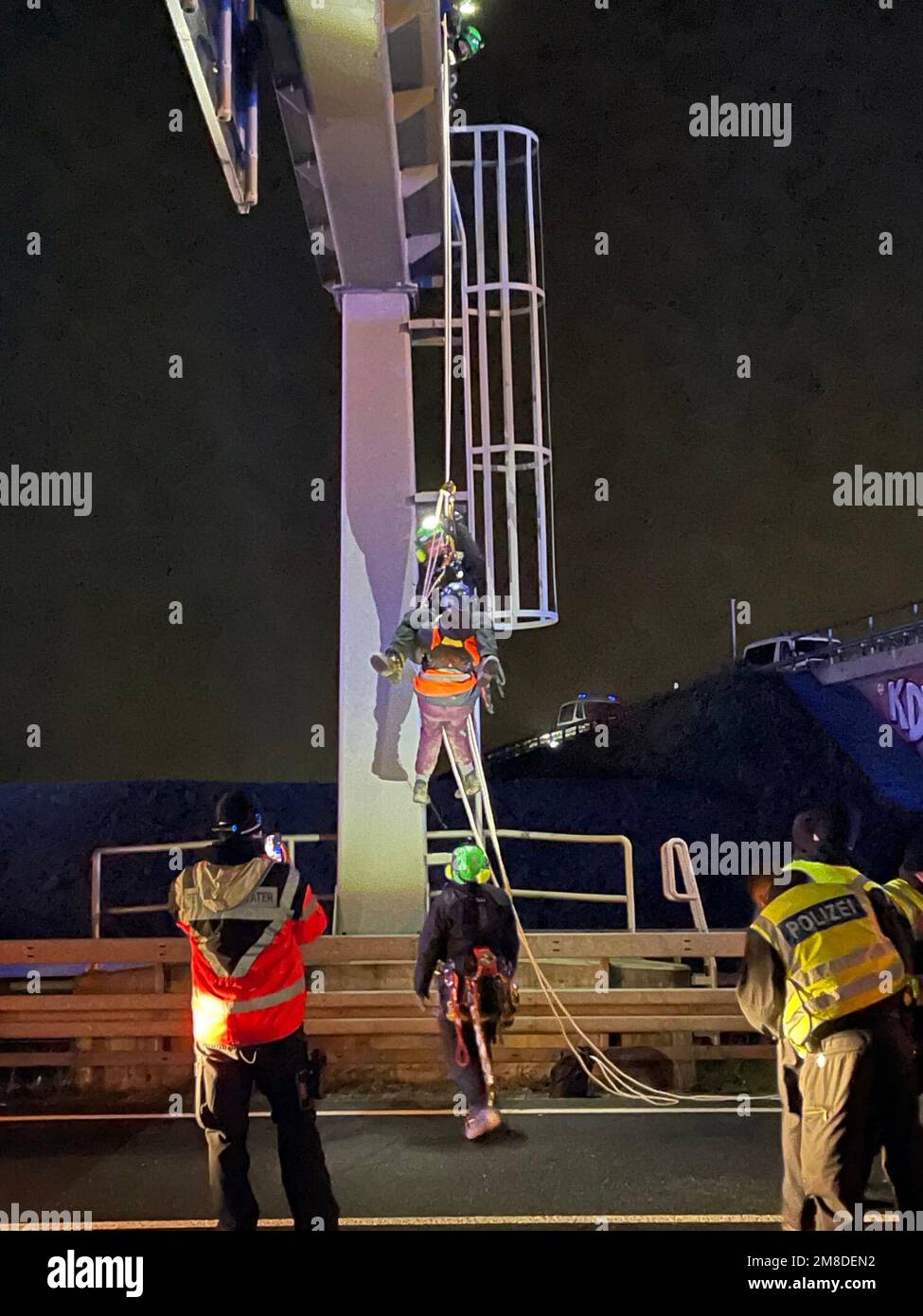 Jackerath, Allemagne. 13th janvier 2023. Les sauveteurs de la hauteur de la police fédérale allemande rappel activistes d'un portique sur l'A 44. Les activistes du climat ont grimpé sur des gantries à deux endroits près de la mine de lignite opencast de Gartzweiler II. L'autoroute a été fermée pour des raisons de sécurité, a déclaré un porte-parole de la police. (À dpa: 'Les activistes grimpent sur des gantries sur Une route 44 - fermé') Credit: Julian Stähle/dpa-Zentralbild/dpa/Alay Live News Banque D'Images