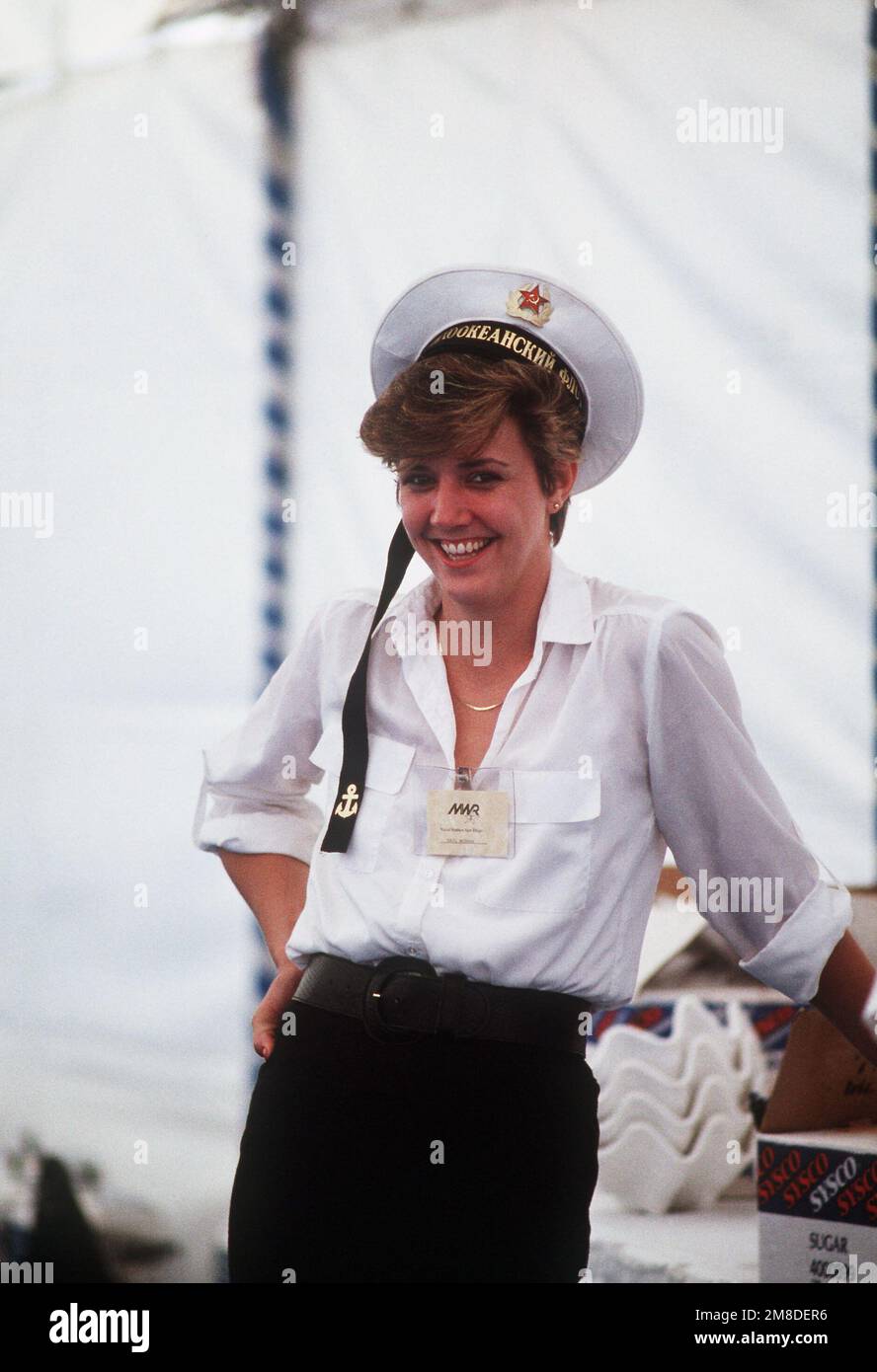 Une femme américaine porte une casquette de marin soviétique à l'arrivée de  trois navires de la flotte du Pacifique soviétique pour une visite de bonne  volonté de cinq jours. Base: Naval Air