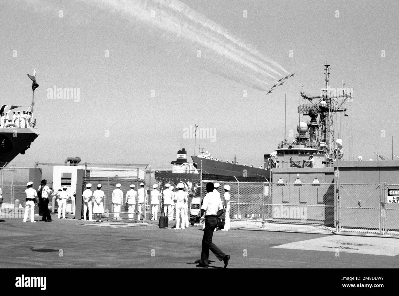 Les marins soviétiques regardent depuis leur bateau, à gauche, et aux États-Unis Le personnel de la marine montre depuis la jetée six F/A-18 Hornet des États-Unis L'escadron de démonstration de vol des Blue Angels de la Marine passe au-dessus de la tête lors des cérémonies d'accueil de trois navires de la flotte du Pacifique soviétique. Les navires sont venus à San Diego pour une visite de bonne volonté de cinq jours. Base: Naval Air Station, San Diego État: Californie (CA) pays: Etats-Unis d'Amérique (USA) Banque D'Images