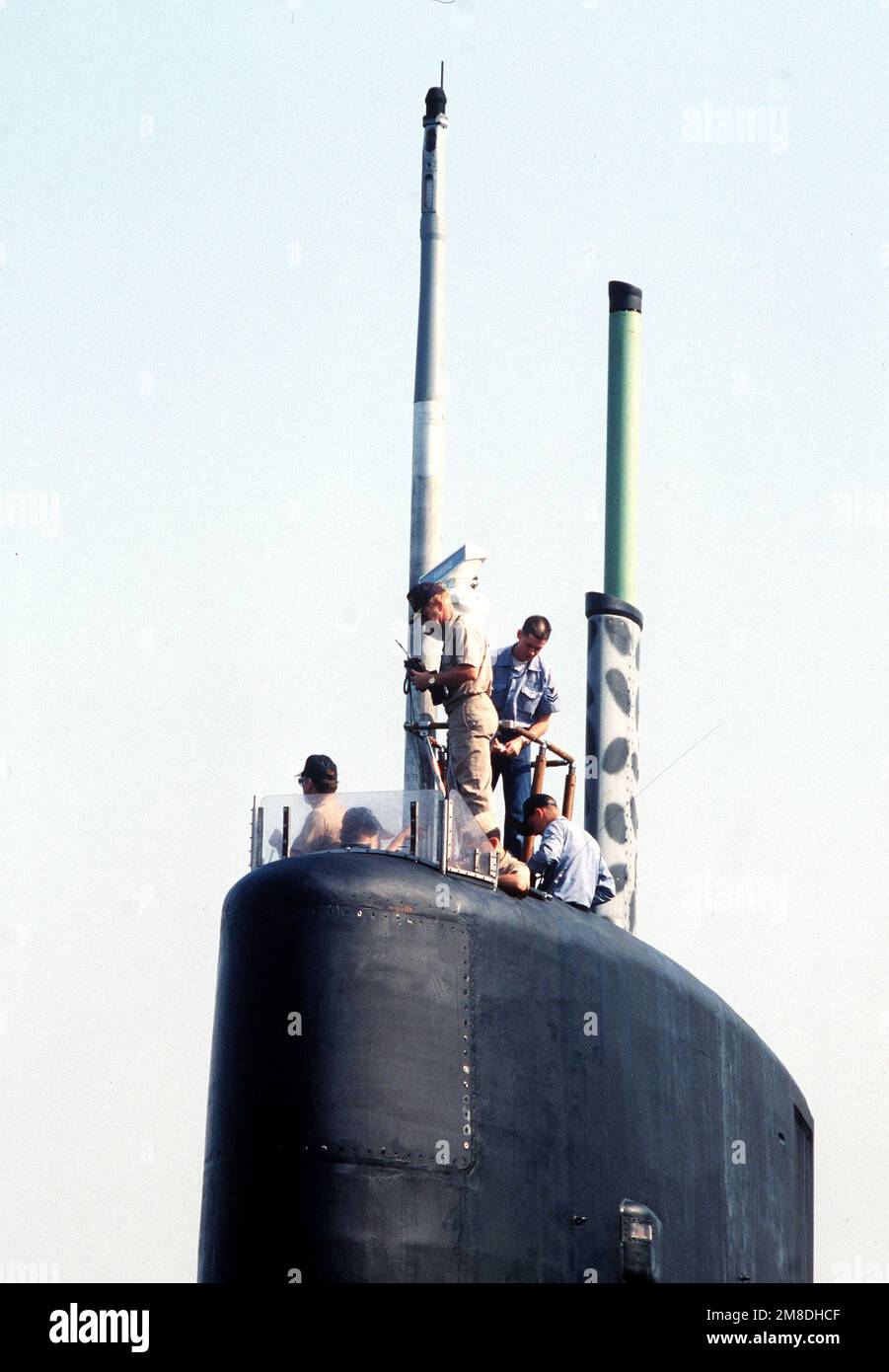 Les officiers et les membres de l'équipage prennent leurs postes sur la voile du sous-marin de missiles stratégiques à propulsion nucléaire USS NEVADA (SSBN 733) alors que le navire approche d'un poste d'amarrage au chantier naval de long Beach. Base: Long Beach État: Californie (CA) pays: Etats-Unis d'Amérique (USA) Banque D'Images