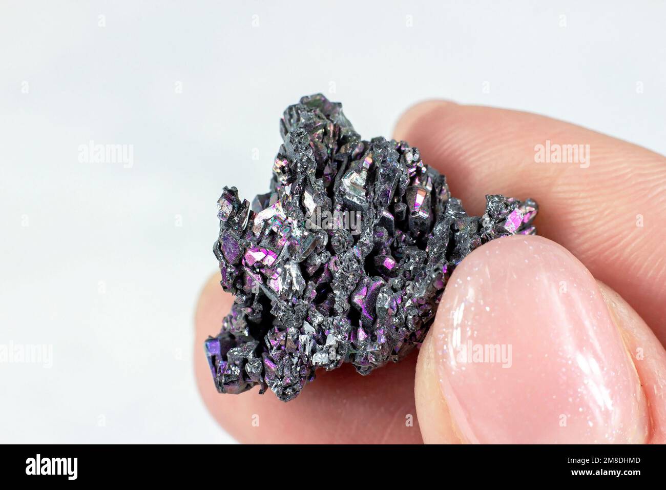 Femme main tenant le cristal de Carborundum noir brillant (Moissanite ou Carbide silicium) sur fond clair de gros plan. Banque D'Images